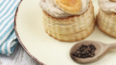 Kremalı ve mantarlı vol au vent- puf böreği