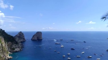 Faraglioni kayalıklarıyla Capri sahili manzarası, İtalya