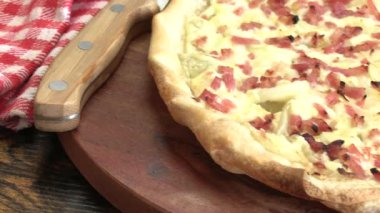 Alsas tarte flambe (Flammekueche), yakın plan, kesim tahtası üzerinde