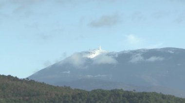 Aralık ayında karla kaplı Mont Ventoux manzarası