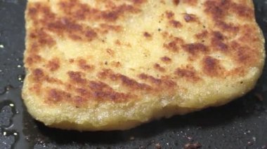 Ekmekli escalope, yakın plan, tavada pişirme