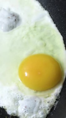 Sahanda yumurta pişiriyorum, yakın plan.