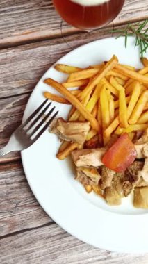 İşkembe ve patates kızartması, yakın plan, tabakta.