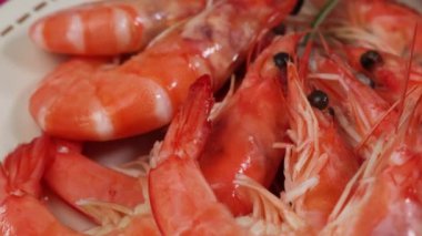 Bir tabak karides ve mayonez, yakın plan.