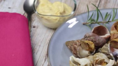 Masada mayonezli enik tabağı.