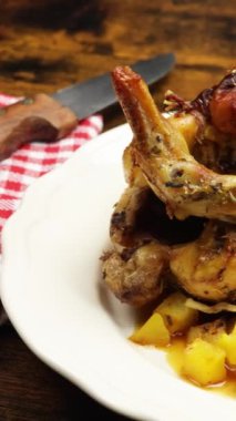 Kızarmış çiftlik tavuğu ve patates kızartması.