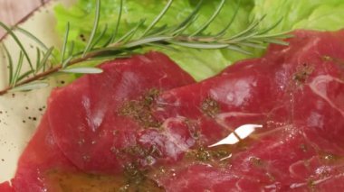 Biftek carpaccio, yakın plan, tabakta.