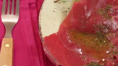 Biftek carpaccio, yakın plan, tabakta.