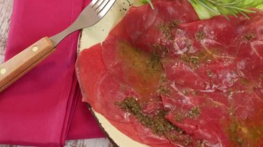 Biftek carpaccio, yakın plan, tabakta.