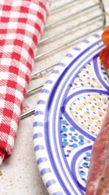 Çiğ sosis ve merguez, yakın plan, tabakta.