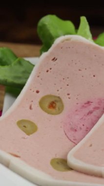 Zeytinli tavuk güveç, yakın plan.