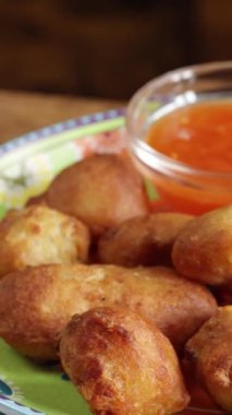 Morina böreği, yakın plan, tabakta.