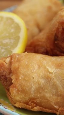 Kapalı bir tabakta birkaç tane börek.