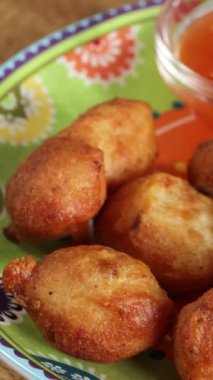 Morina böreği, yakın plan, tabakta.