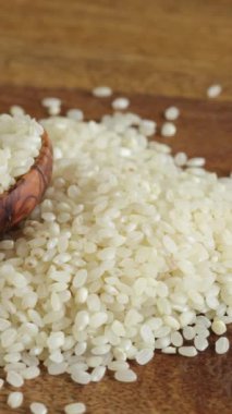 Risotto için bir kaşık pirinç, yakın plan.