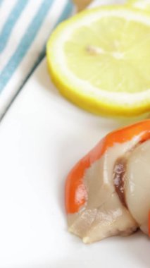 Birkaç deniz tarağı, yakın plan, bir tabakta.