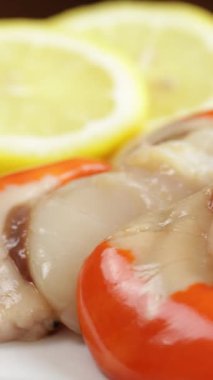 Birkaç deniz tarağı, yakın plan, bir tabakta.