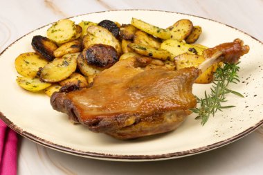 Ördek budu ve sardalya patatesi.