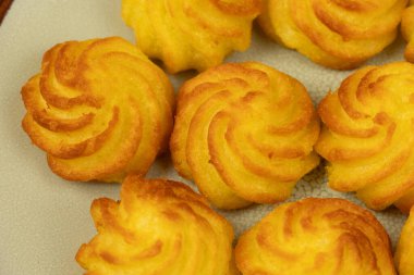 Düşes patatesler, yakın plan, tabakta.