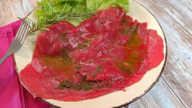 Biftek carpaccio, yakın plan, tabakta.