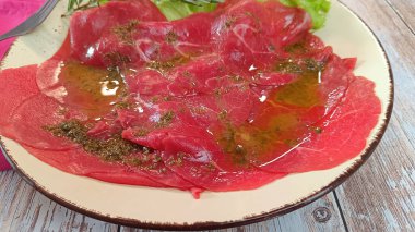 Biftek carpaccio, yakın plan, tabakta.