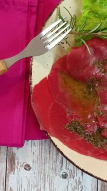 Biftek carpaccio, yakın plan, tabakta.