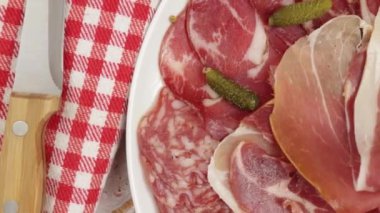 Ve bir tabak dolusu soğuk et. Yakın plan.