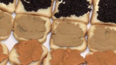 Foie gras, lumpfish roe ve ıstakoz ile aperatif tostlar.