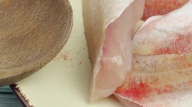 Kırmızı kefal balığı filetosu, yakın plan, tabakta.