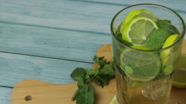 Bir bardak mojito, masaya yakın.