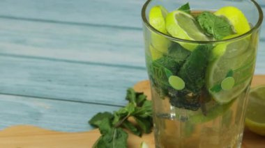 Bir bardak mojito, masaya yakın.