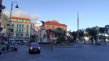 Sorrento, Campania, İtalya - 082024: Yazın Sorrento 'nun turist kasabasındaki bir caddenin manzarası. İtalya