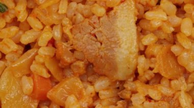Bokkeum bap, kimchi pilavı ve füme domuz pastırması.
