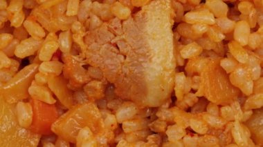 Bokkeum bap, kimchi pilavı ve füme domuz pastırması.