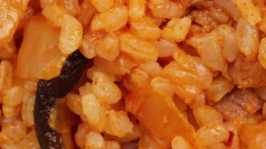 Bokkeum bap, kimchi pilavı ve füme domuz pastırması.