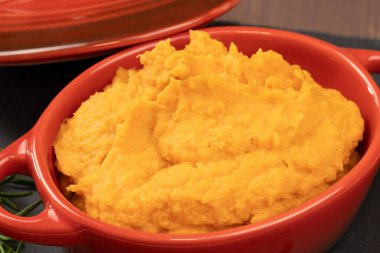 Masada bir tabak tatlı patates püresi