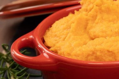 Masada bir tabak tatlı patates püresi