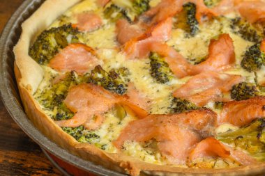 Somon ve brokoli turtası, yakın plan.