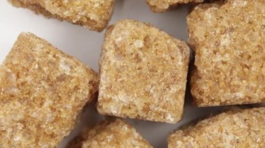 Şeker küpleri, yakın plan, beyaz arkaplanda izole edilmiş.