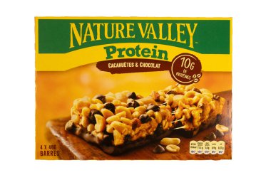 Vaison-la-Romaine, Vaucluse, Fransa - 12252024: Beyaz arka planda izole edilmiş Nature Valley marka mısır gevreği paketleri