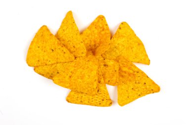 Beyaz arka planda izole edilmiş Meksika cipsi ya da tortilla cipsi yığını.