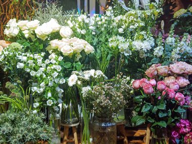 Bir çiçekçinin iç görünümü