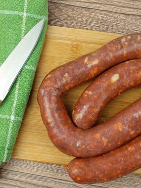 Merguez sosisi yakın plan, kesme tahtasında.