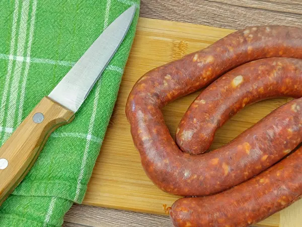 Merguez sosisi yakın plan, kesme tahtasında.
