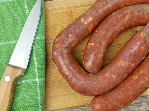 Merguez sosisi yakın plan, kesme tahtasında.