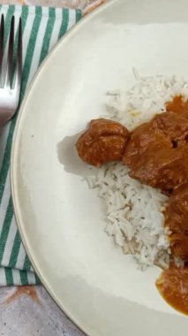 Tabakta kuzu köri ve Tayland pirinci.