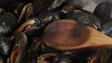 Midyeler, yakın çekim, tencerede pişirme.