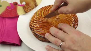 Aydınlanma için bir galette des rois kesiyorum.