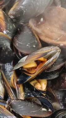 Midyeler, yakın çekim, tencerede pişirme.