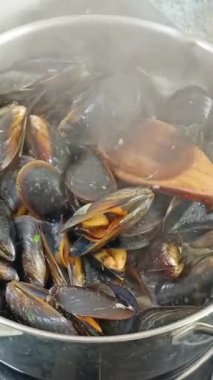 Midyeler, yakın çekim, tencerede pişirme.